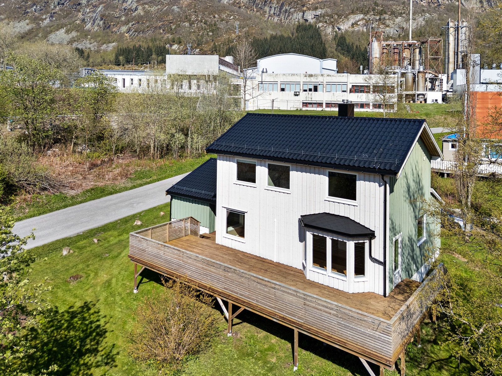 Romslig sørvestvendt balkong, ny i 2023. Gode solforhold og flott utsikt. Galleribilde