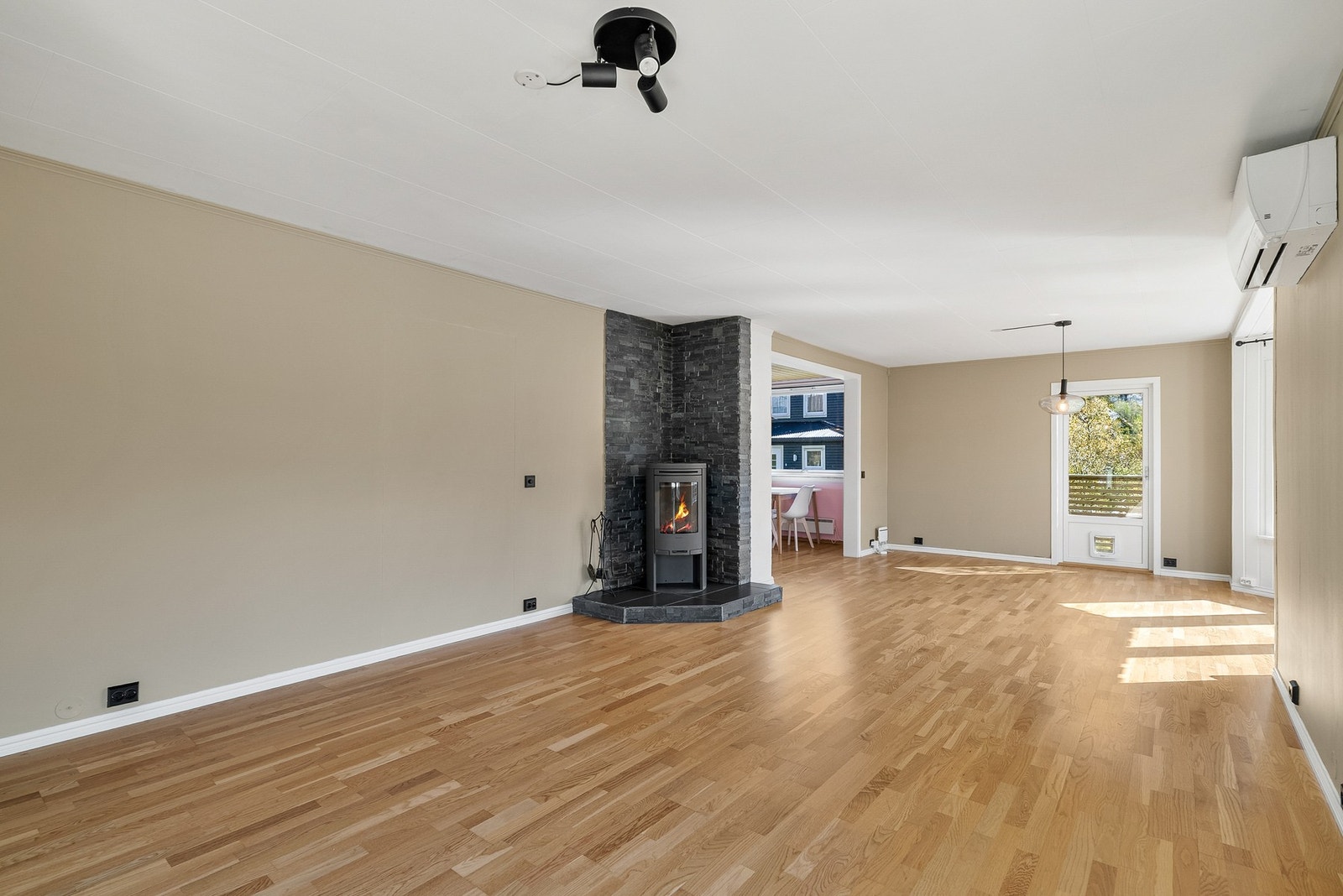 Oppgradert og stilren stue med parkettgulv. Galleribilde