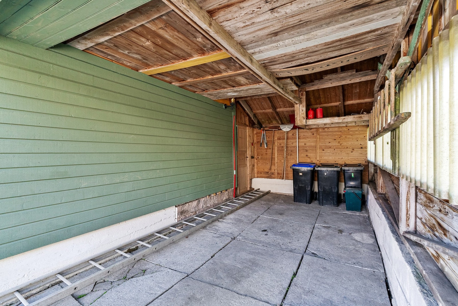 Carport/garasje (mangler port) med tilgang til bod og balkong. Galleribilde