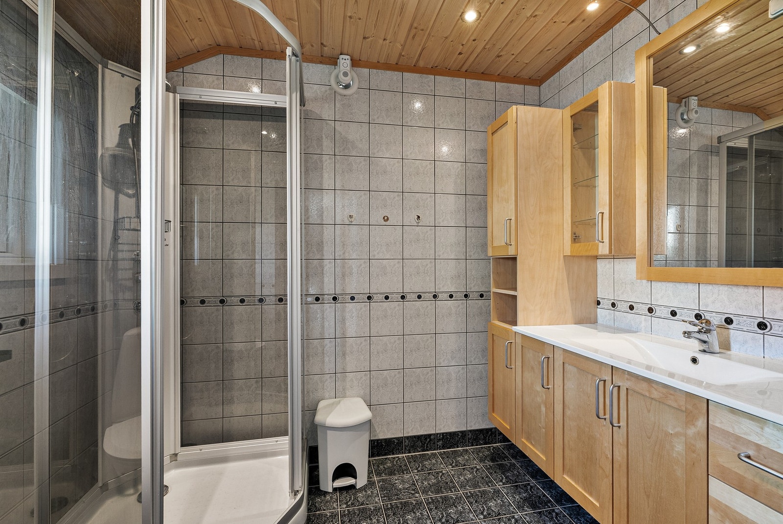 Flislagt bad fra 2007 med varmekabler i gulv. Downlights i tak. Stor servantinnredning og dusjkabinett. Galleribilde