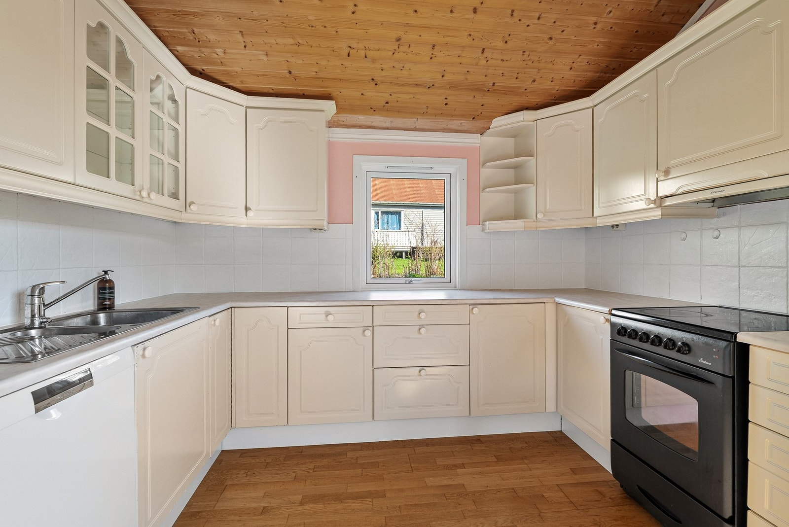 Godt utbygget kjøkken fra Sigdal med malte profilerte fronter og benkeplate av laminat. Oppvaskmaskin, komfyr og kjøleskap kan medfølge etter avtale. Galleribilde