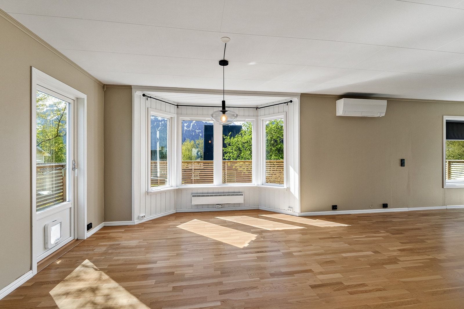 Store vindusflater gir godt med lysinnslipp. 5 av husets vinduer er skiftet i 2023. Galleribilde