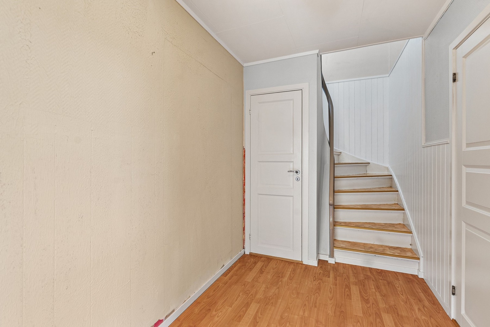 Gang 1. etg med trapp til 2. etg og kjeller. Galleribilde