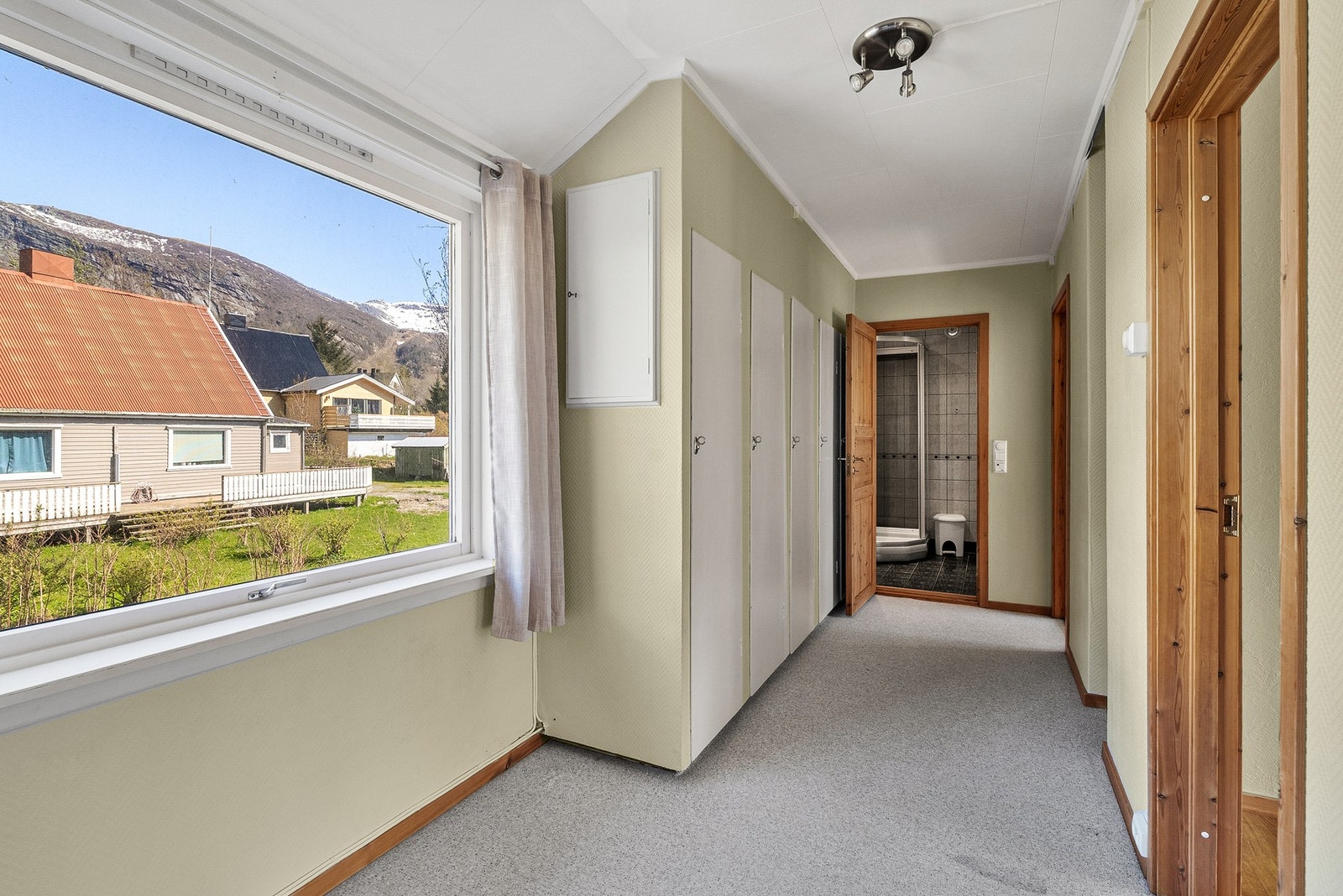 Mellomgang 2. etg med god oppbevaringsplass - adkomst til bad og 3 soverom. Galleribilde