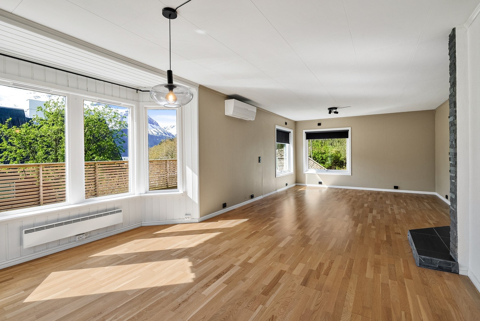 Romslig stue med god plass til både sitte-og spisegruppe. Det er montert varmepumpe og vedovn. Galleribilde