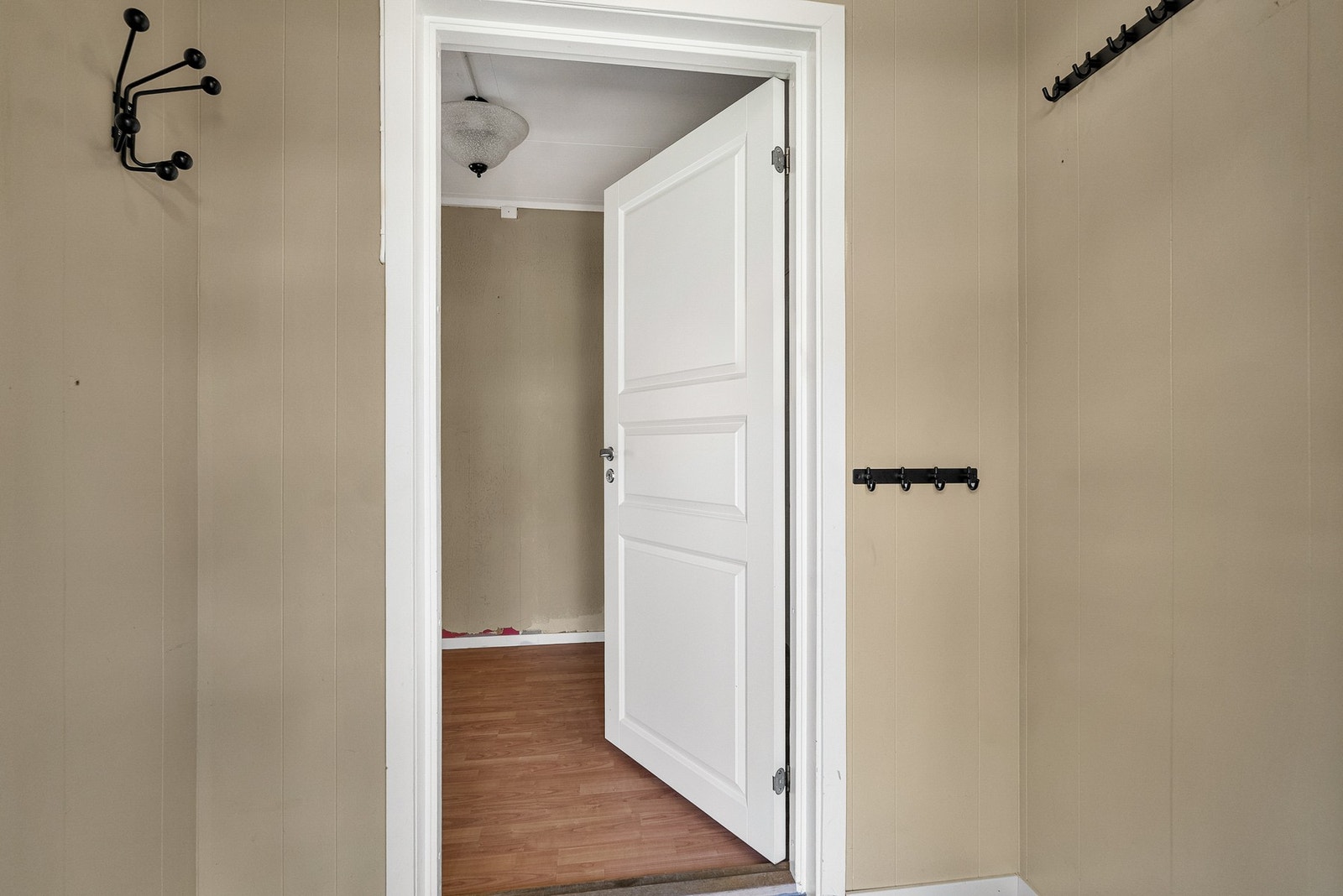 Entré med plass til oppbevaring av sko og yttertøy. Varmekabler i gulv. Galleribilde