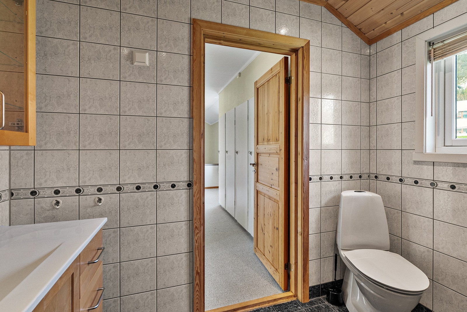 Gulvstående toalett. Baderomsvifte på vegg. Galleribilde