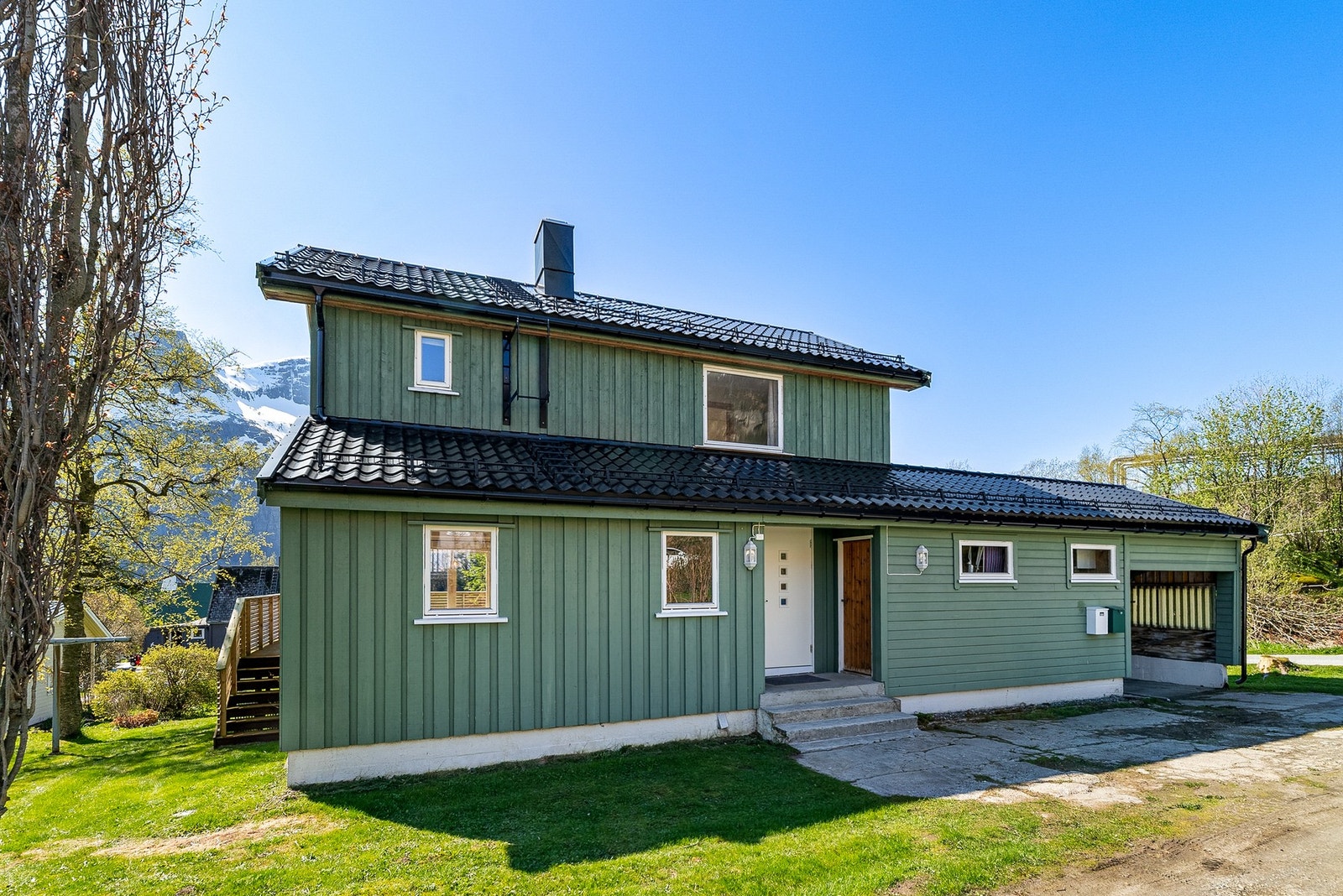 Fasade. Praktisk bod ved inngangsparti. Galleribilde