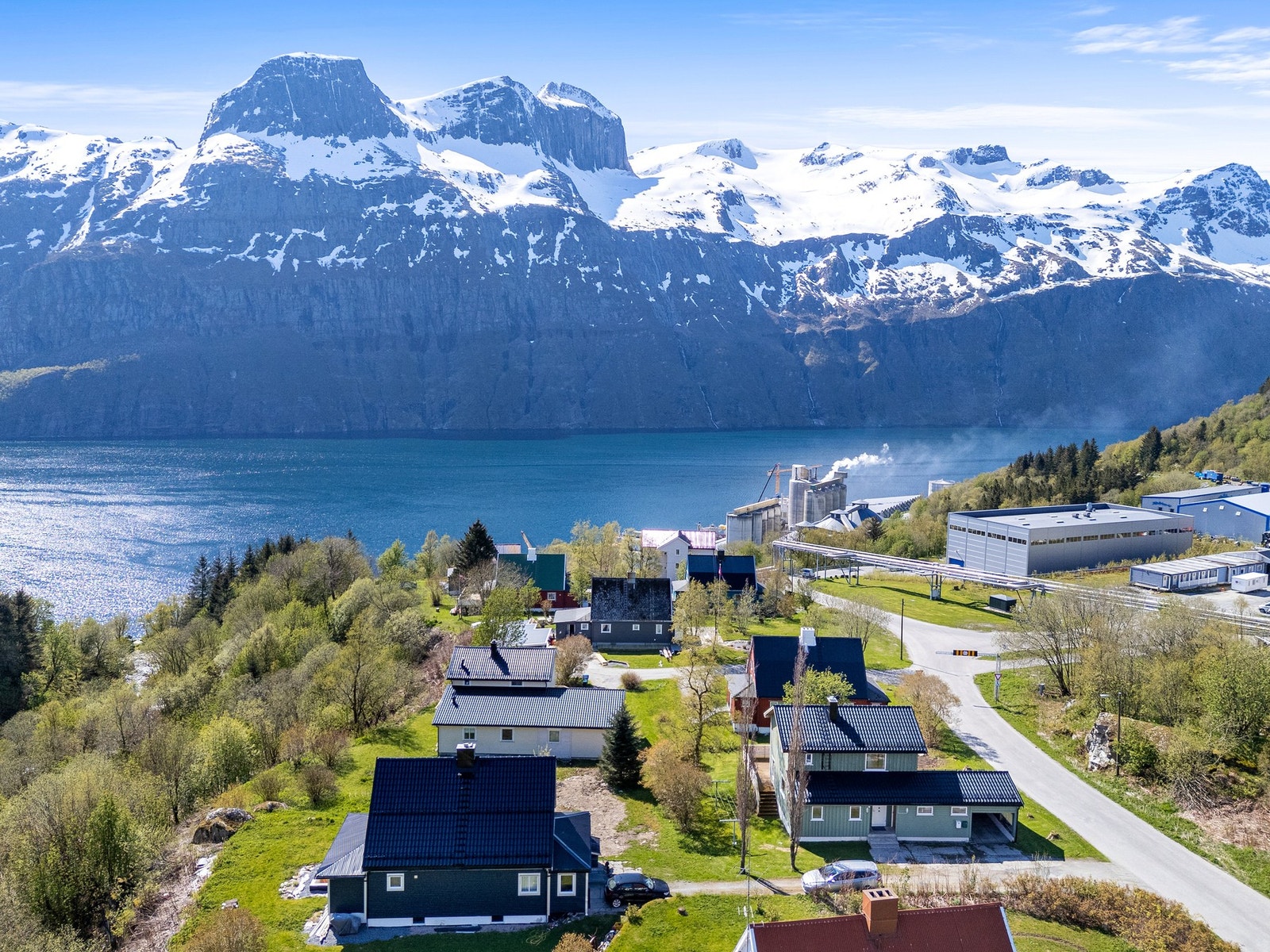 Romslig enebolig over 2 plan + kjeller, opprinnelig oppført ca. 1958 og tilbygget i senere tid. Galleribilde