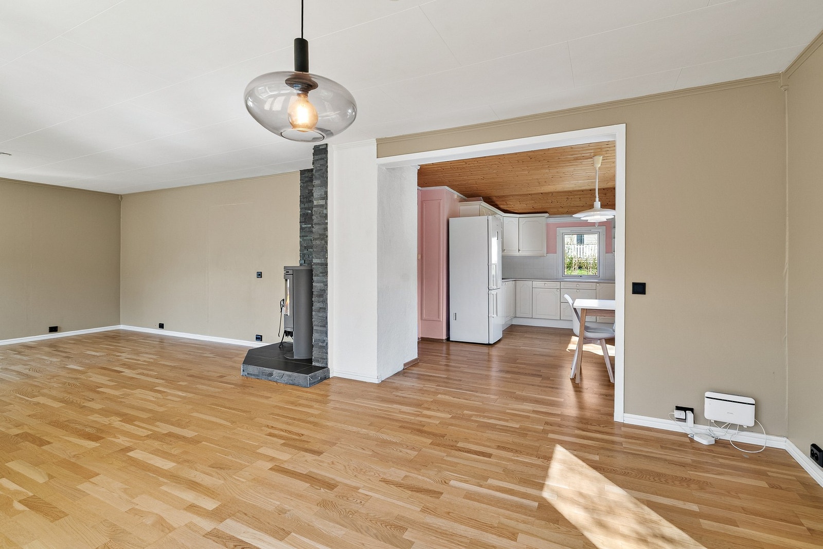 Stue med sosial og åpen løsning mot kjøkkenet. Det er innlagt fiber fra Signal/Altibox. Galleribilde