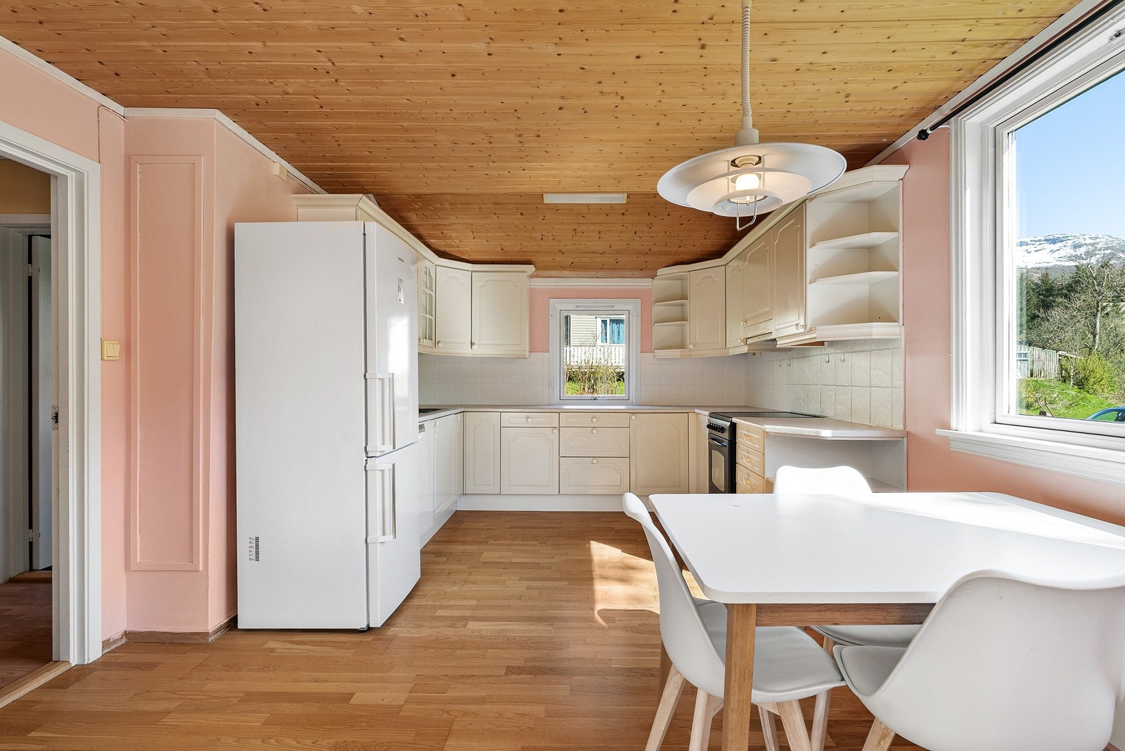 Kjøkkenet ligger noe tilbaketrukket i egen sone og har plass til spisebord i tilknytning. Galleribilde