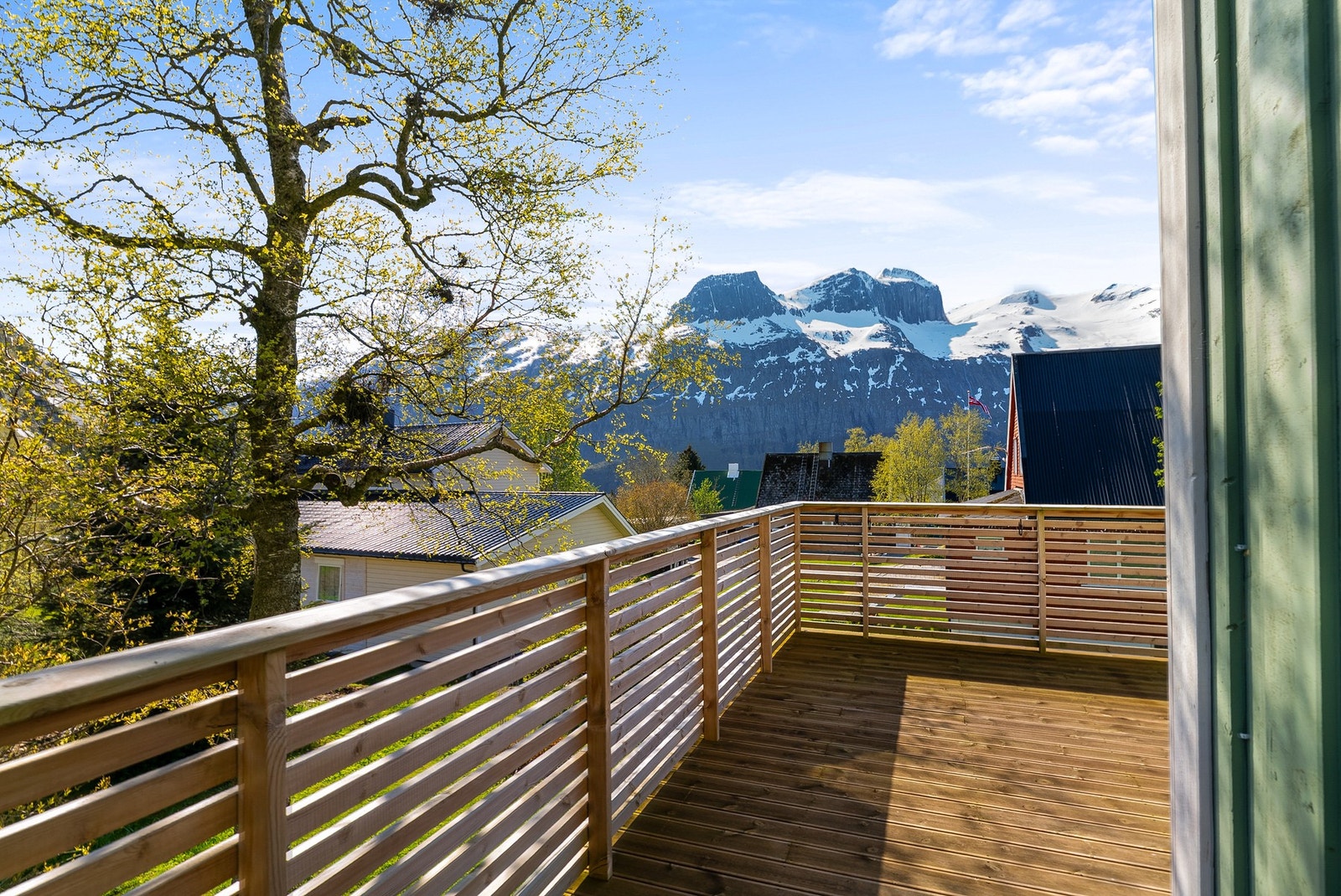 Romslig sørvestvendt balkong med gode solforhold. Galleribilde