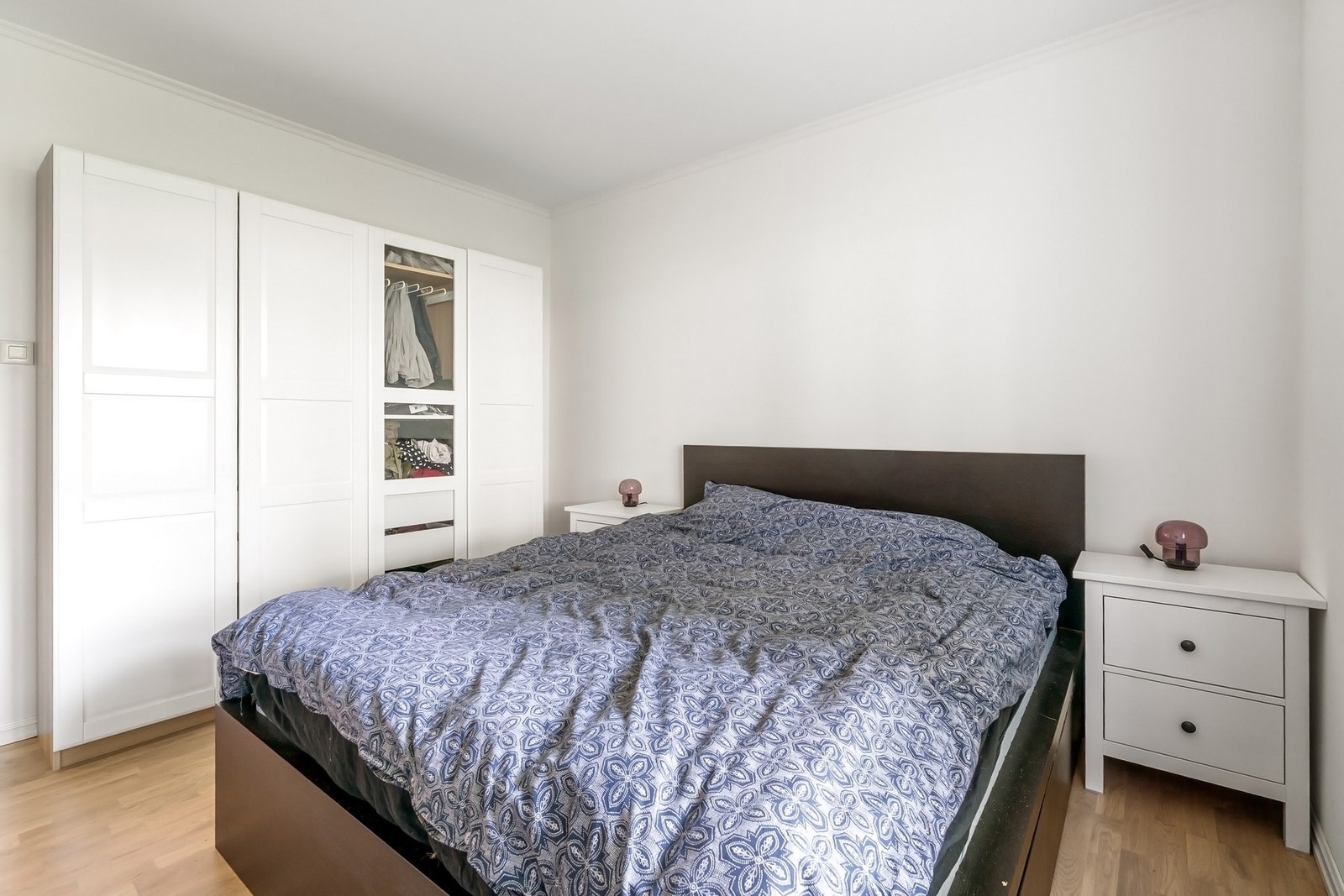 I tillegg er det god plass til oppbevaring i en stor garderobeløsning. Galleribilde