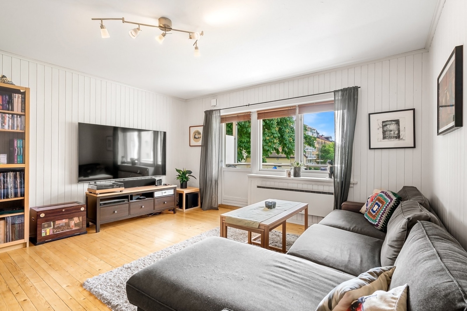 Det er god plass til en stor sofagruppe med tilhørende tv-møblement. Galleribilde