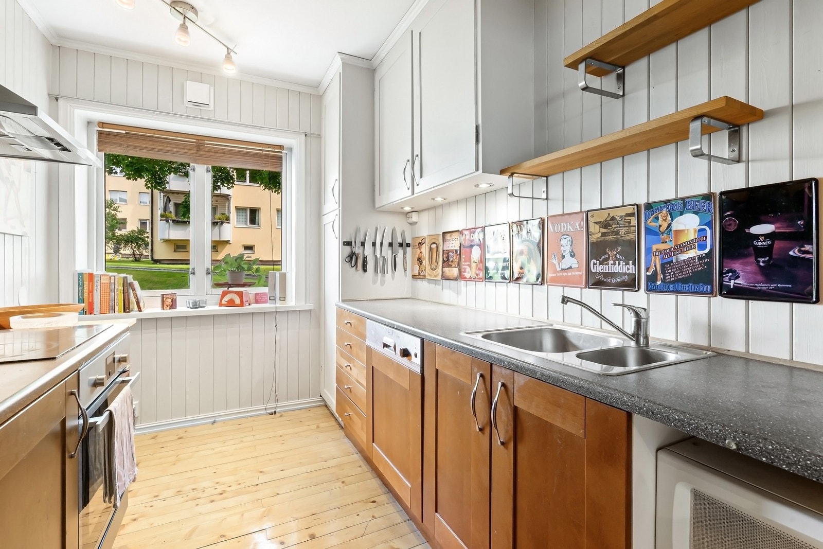 Separat kjøkken med gode lysforhold. Noe eldre innredning, men et fleksibelt rom med mange muligheter! Galleribilde