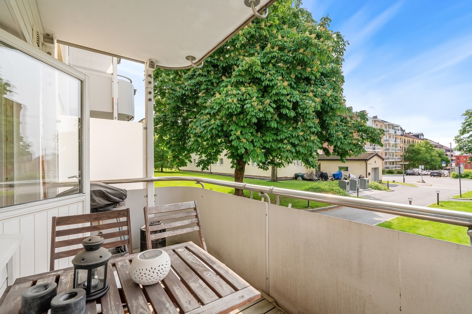Flott, sydvestvendt balkong med gode solforhold. Galleribilde