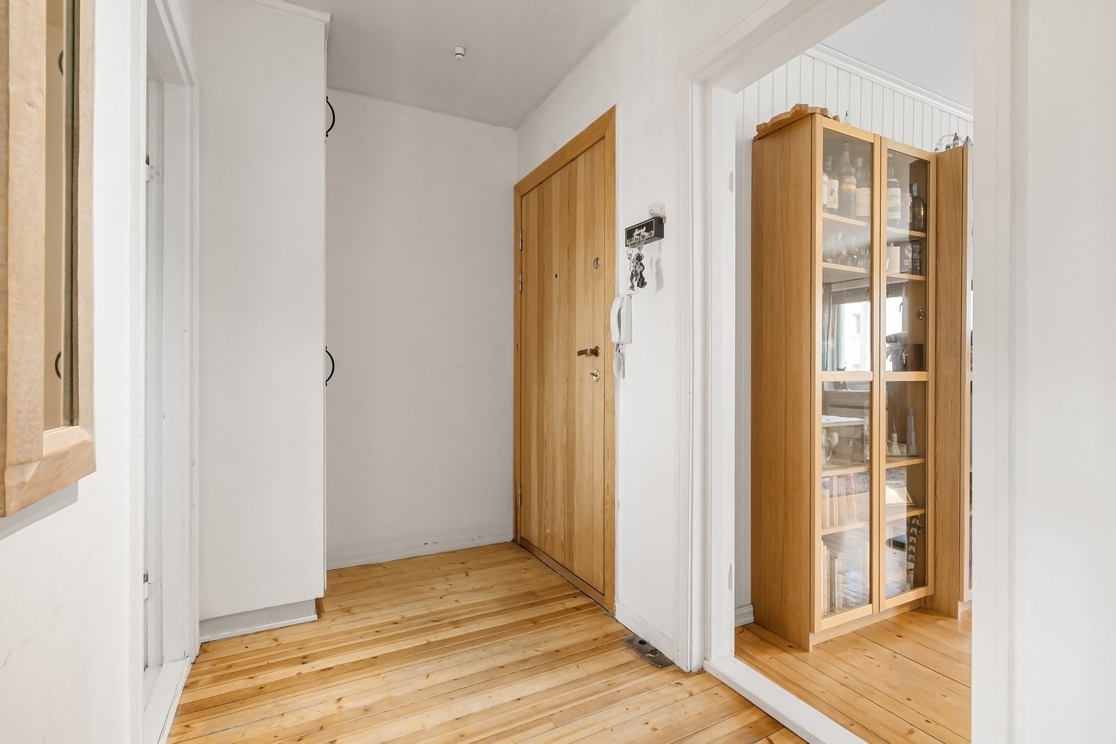 Velkommen hjem! Gjestene kan enkelt slippes inn via dørcalling. Galleribilde