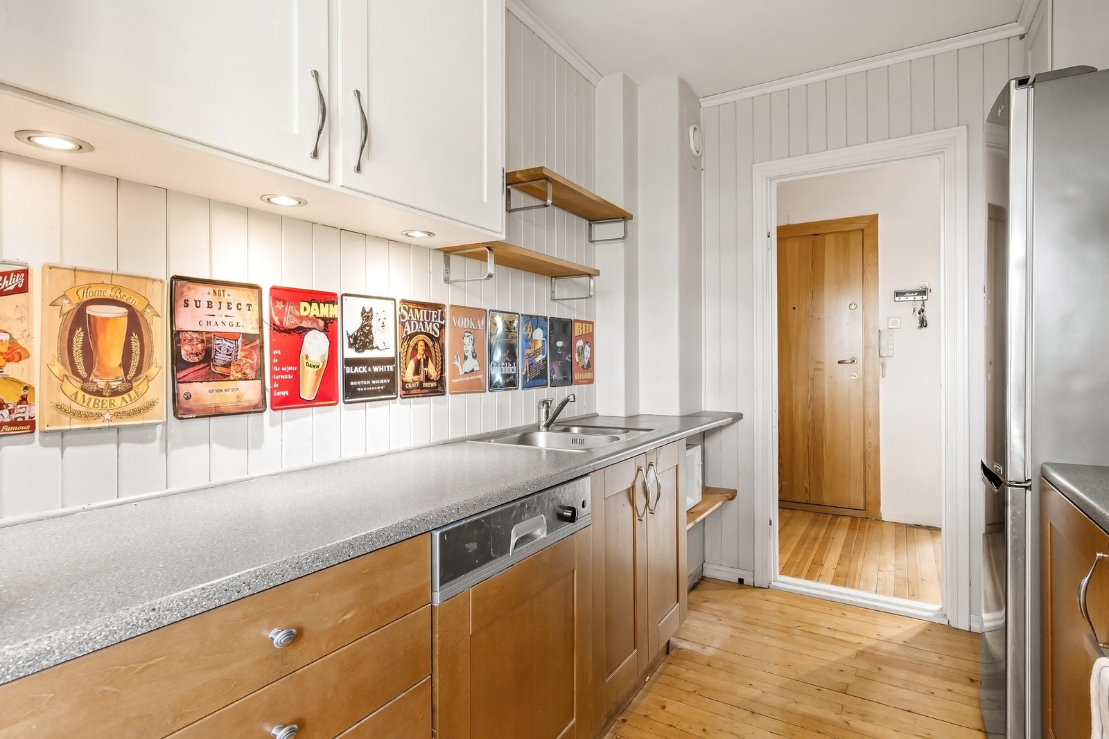 Meget god oppbevaringsplass i både skuffer og skap. Galleribilde