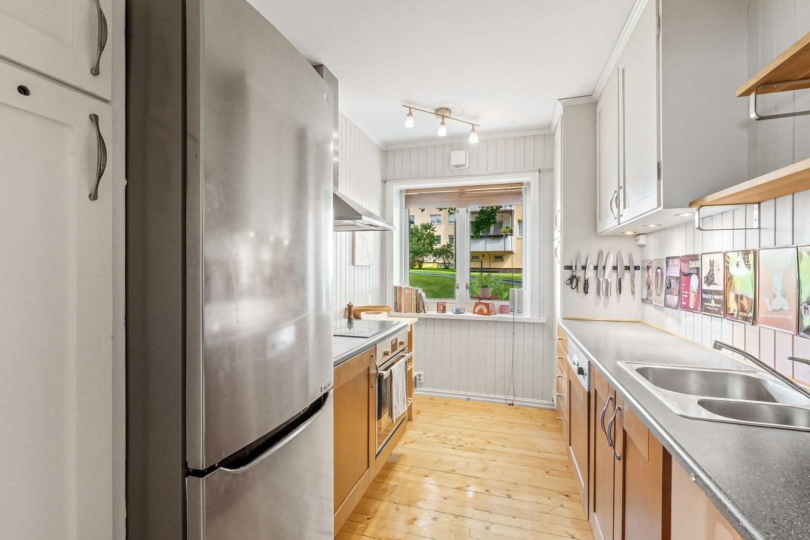 God plass til deres drømmekjøkken! Det er også plass til et frokostbord ved vinduet. Galleribilde