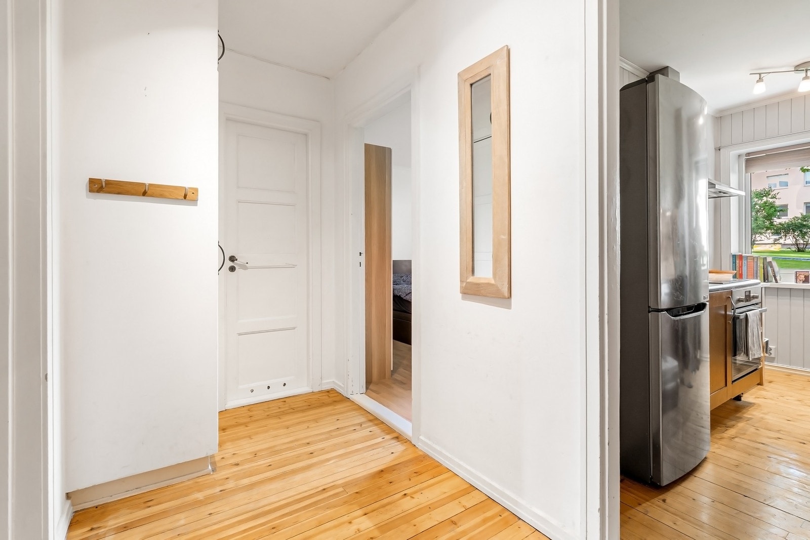 Praktisk entré med adkomst til alle rom. Galleribilde