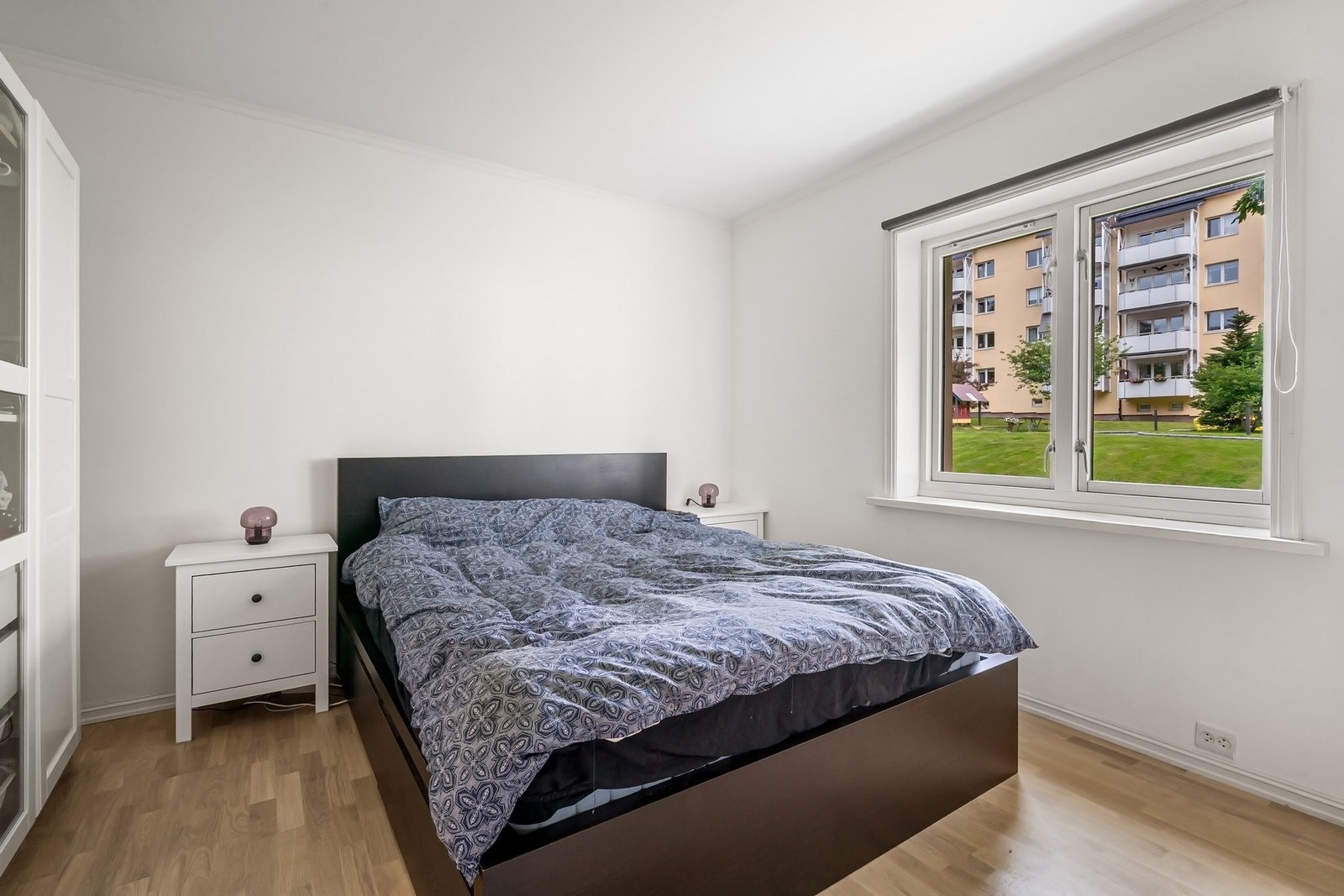 Lyst og luftig soverom med plass til dobbeltseng og nattbord. Galleribilde