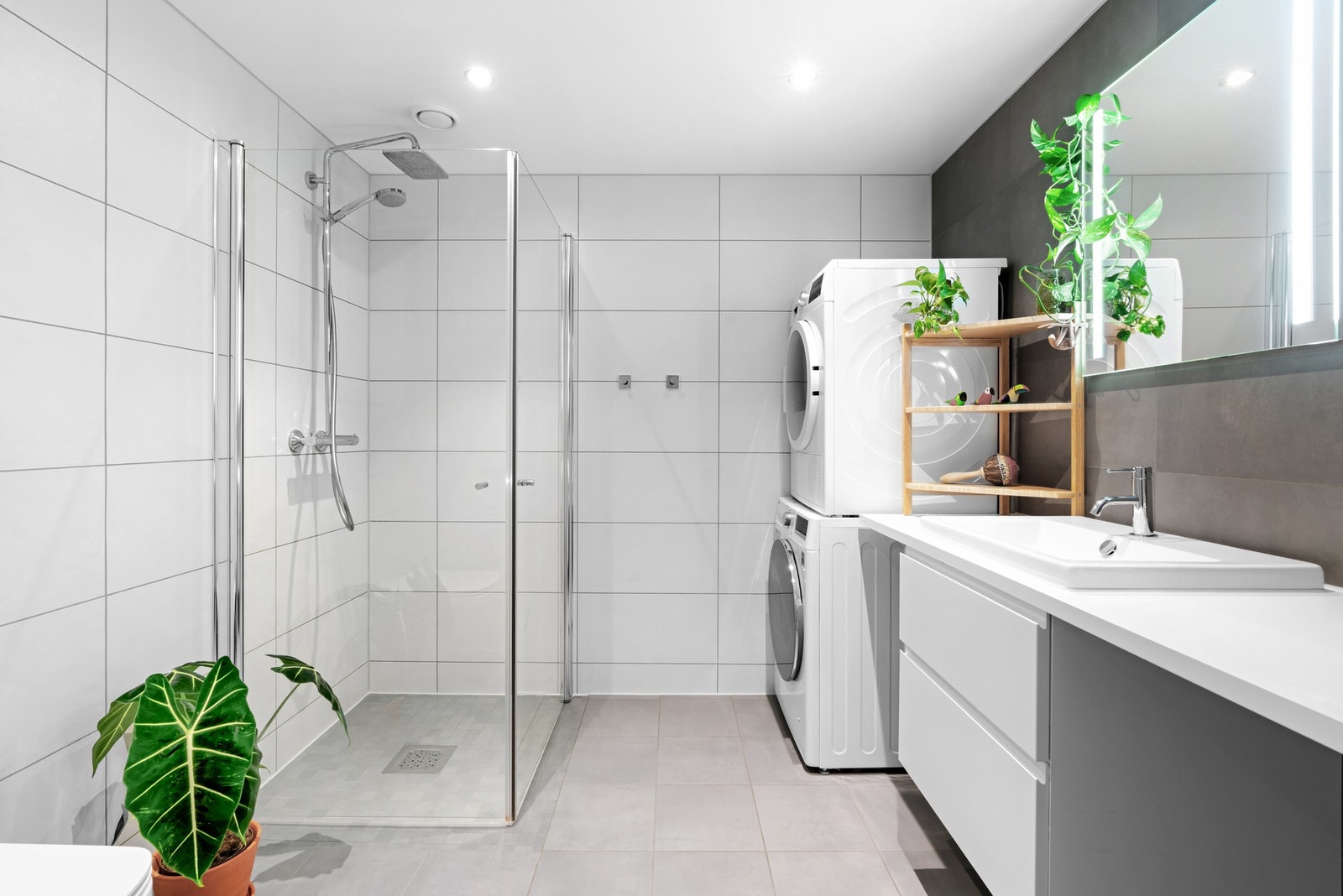 Badet er innredet med flislagte gulv og vegger i nøytrale toner, samt malt himling med downlights. Galleribilde