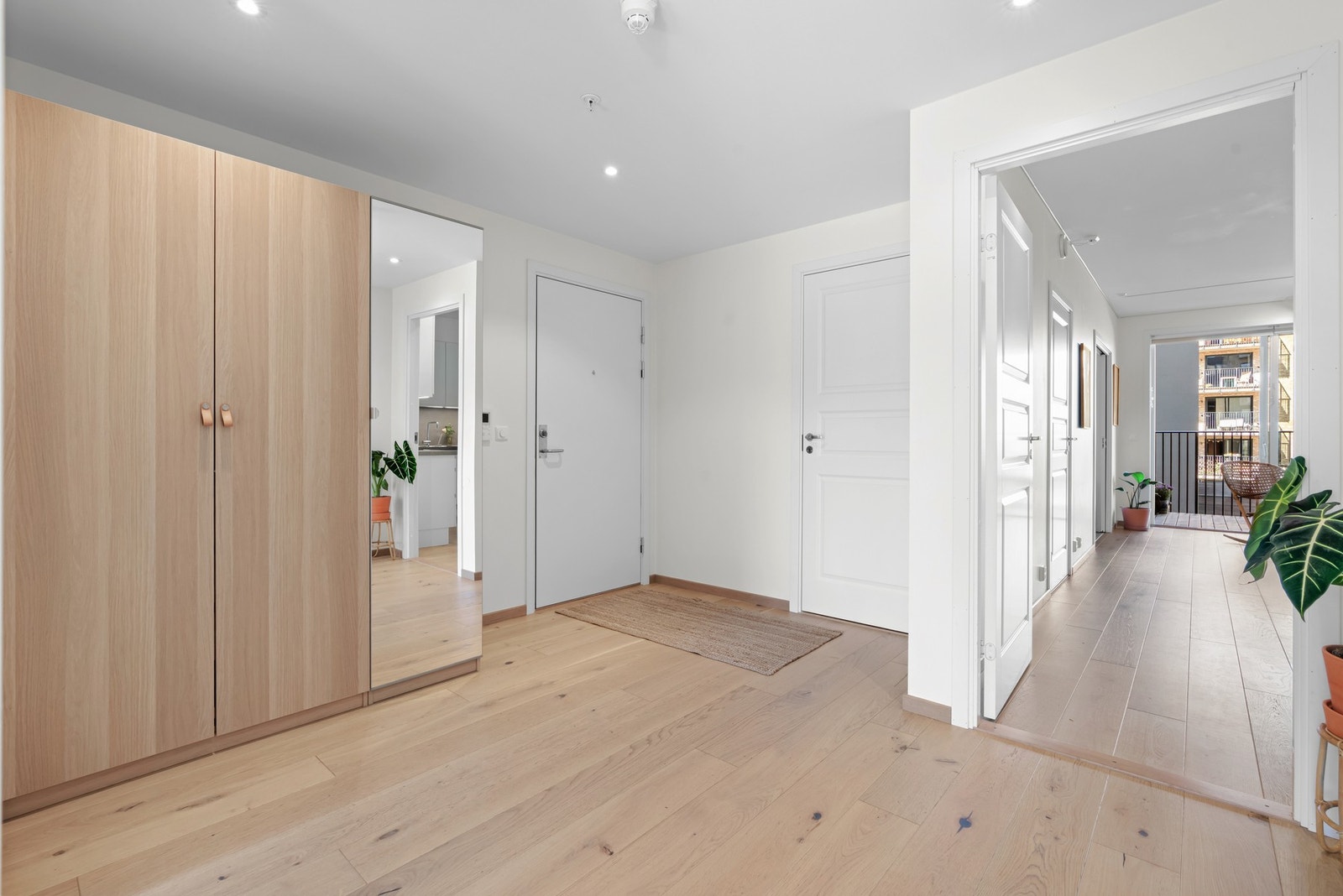 Entréen gir en smakfull introduksjon til resten av leiligheten med nymalte overflater og 1-stavs eikeparkett på gulv. Galleribilde