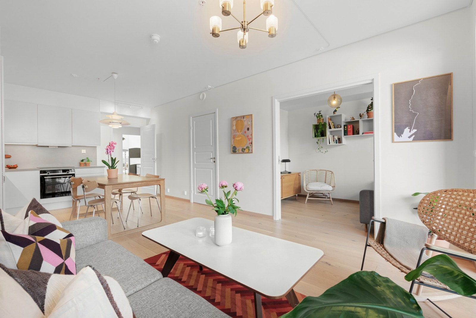 Det er lagt pen 1-stavs eikeparkett på gulv i alle rom bortsett fra bad og toalettrom. Galleribilde