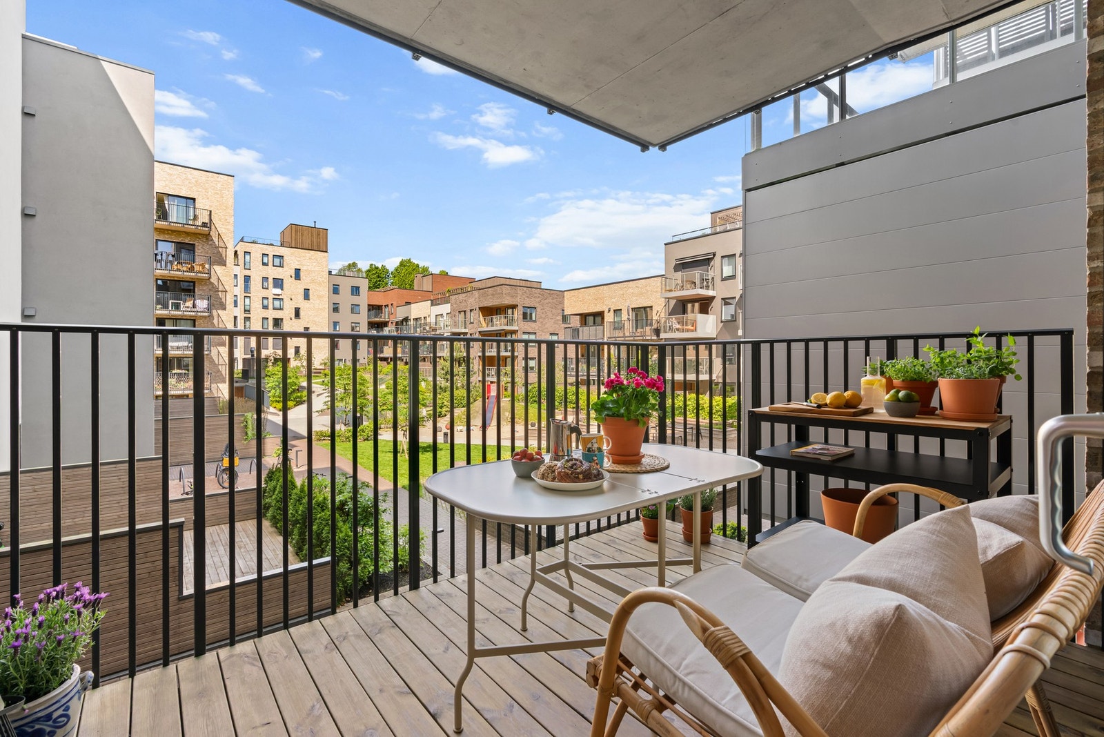 Balkongen er overbygd, hvilket gir gode bruksmuligheter uavhengig av vær. Galleribilde