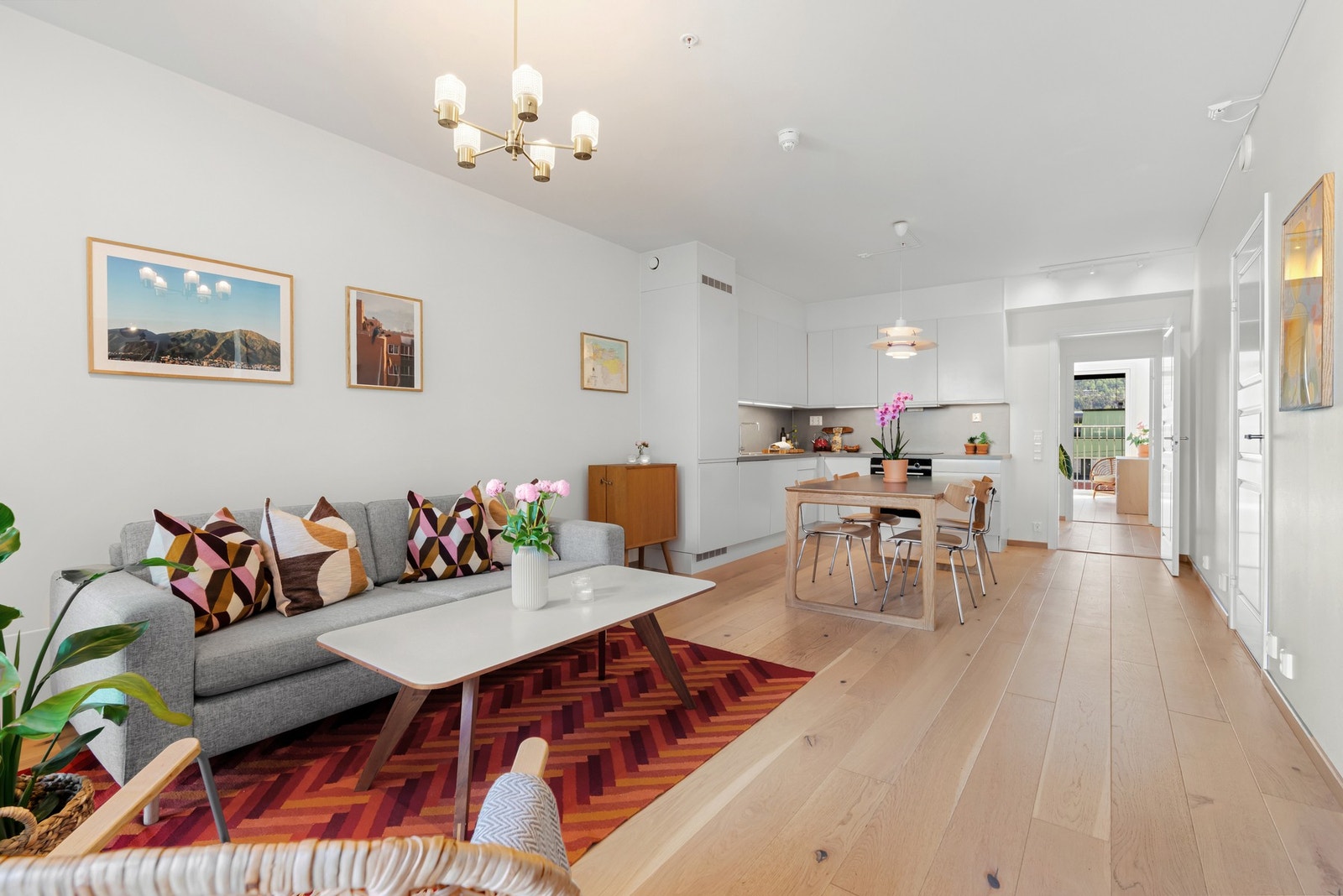 Stuen har en takhøyde på ca. 2,6 meter, som gir en luftig romfølelse. Galleribilde