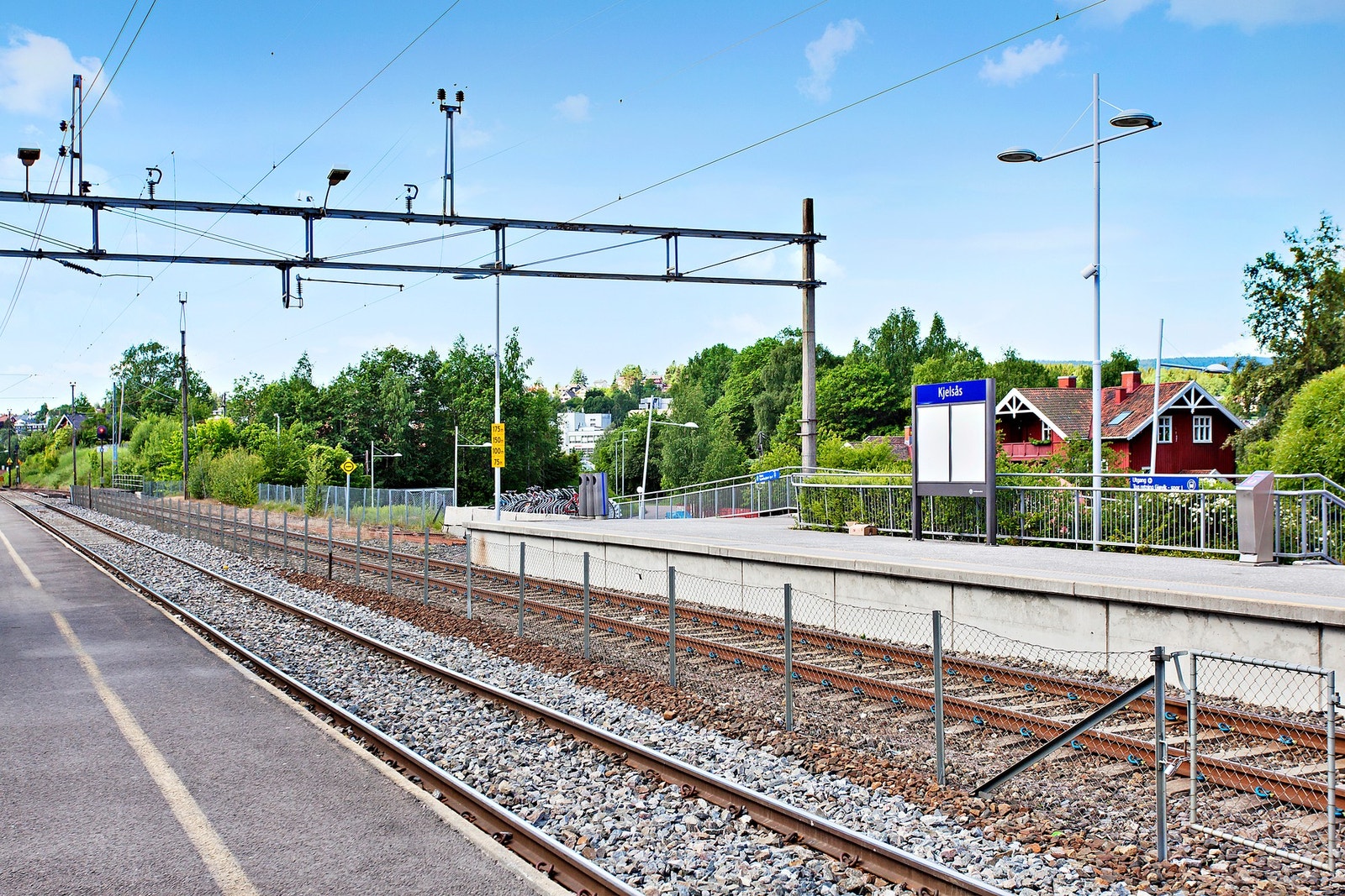 Mulighet for buss nr. 25 og 54 ca. 100-200 meter fra utgangsdøren. Ca.8 minutters gange til Kjelsås togstasjon hvor turen tar ca. 10 minutter Oslo sentrum. Galleribilde