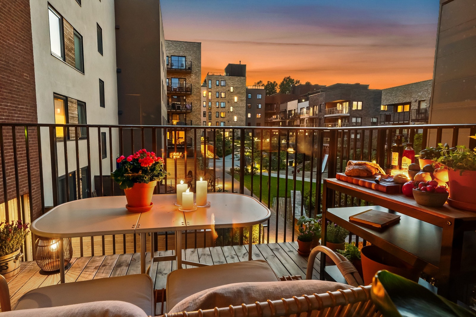 Fin utsikt over nydelig bakgård hvor barna kan leke under oppsikt. Galleribilde