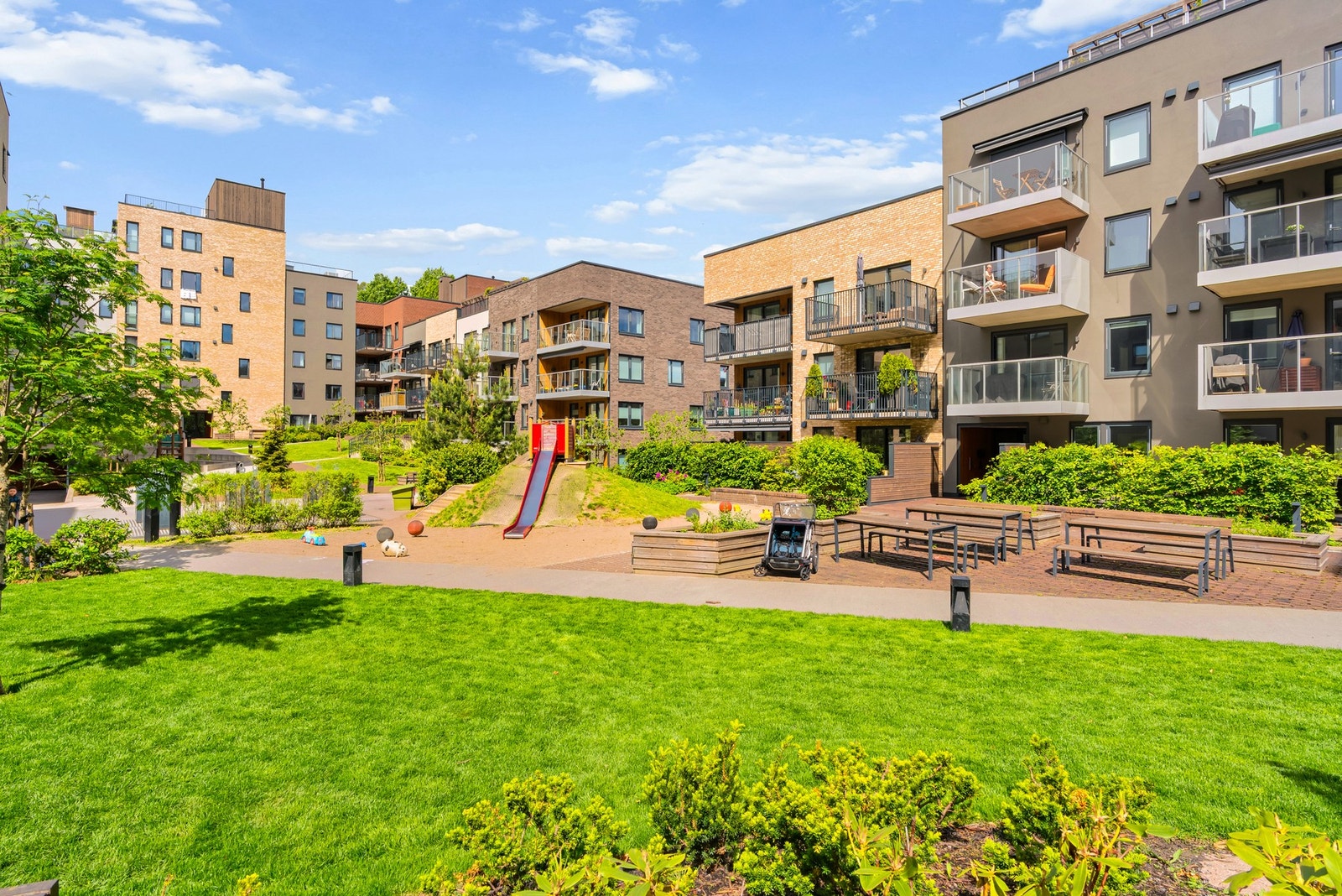 For barnefamilier er Stilla Barnehage omtrent 6 minutter gange unna, mens Kjelsås skole ligger ca. 10 minutter unna til fots. Galleribilde