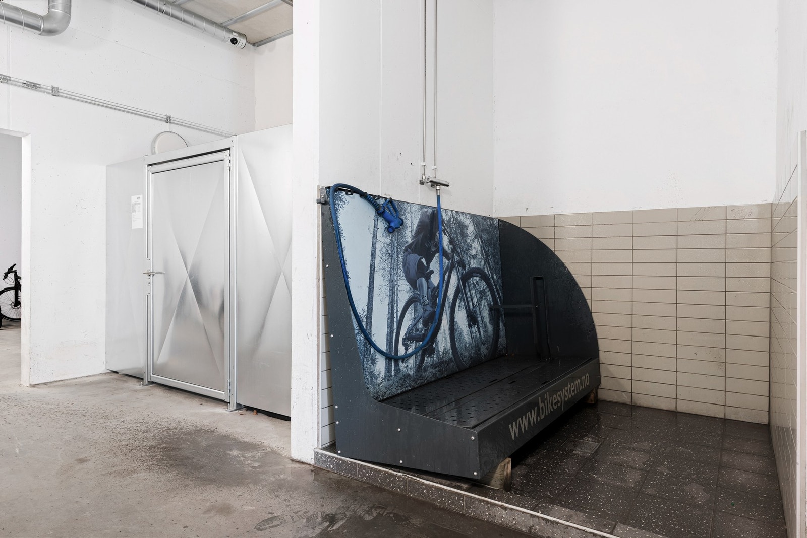 Borettslaget har praktiske fasiliteter som sykkelparkering, sykkeldusj og smørebod. Galleribilde