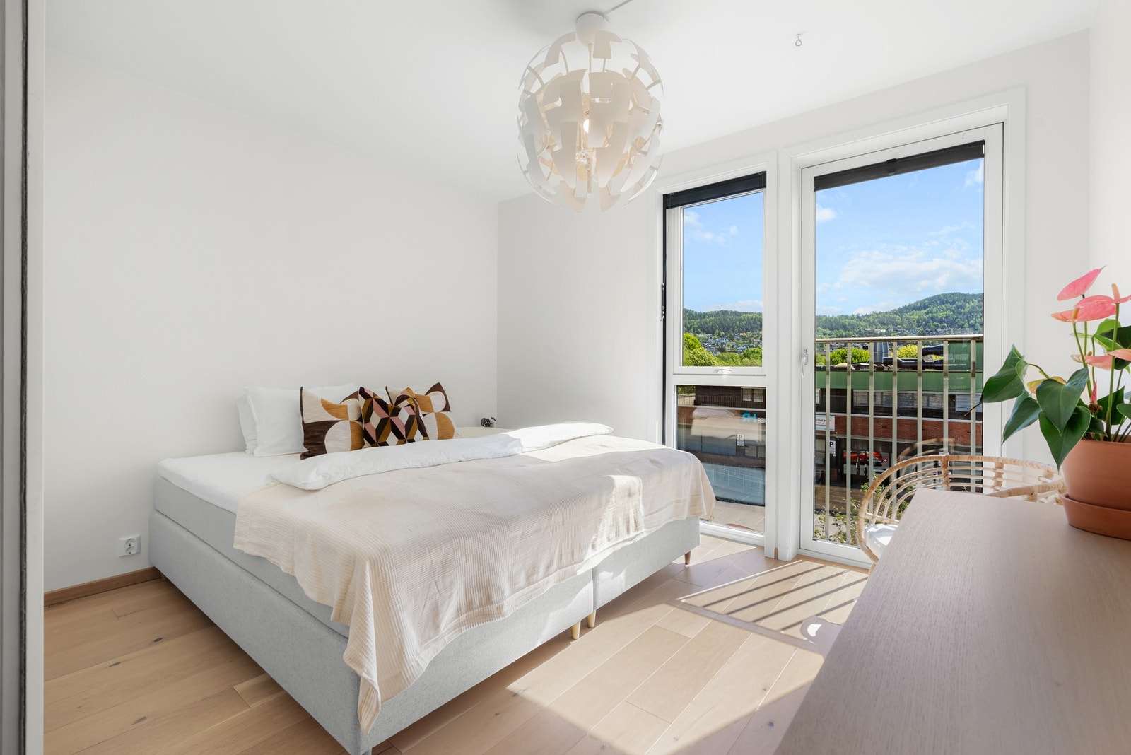 Hovedsoverommet har god størrelse og inkluderer et garderobeskap med skyvedørsfronter. Galleribilde