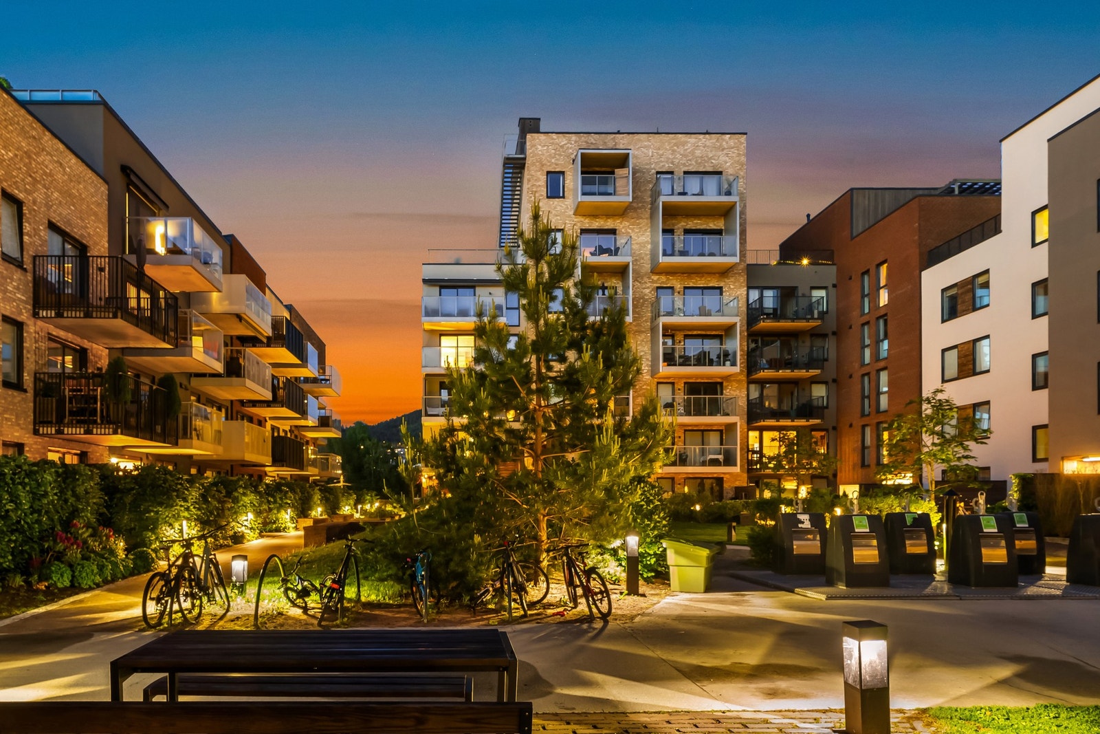 Leiligheten ligger i et moderne boligområde med nærhet til marka og samtidig kort vei til byen. Galleribilde