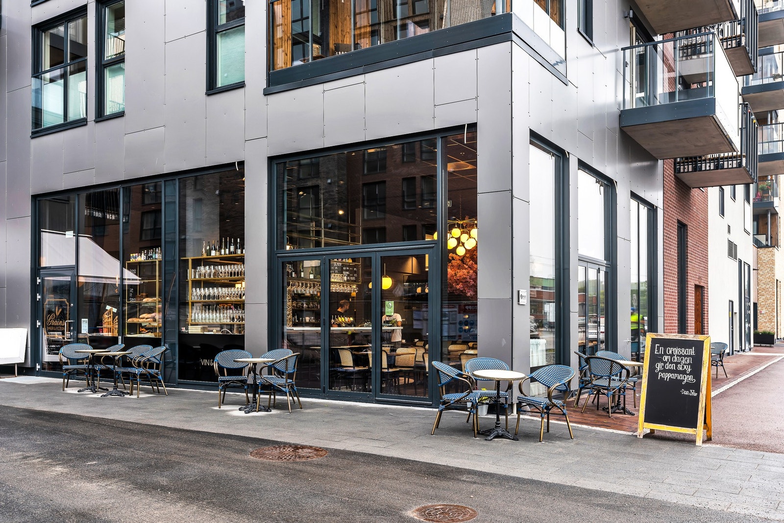 Grains er en av flere serveringssteder i nabolaget, og kan by på café på dagtid og pizzarestaurant på kveldstid. I samme bygg finnes Evo. Galleribilde