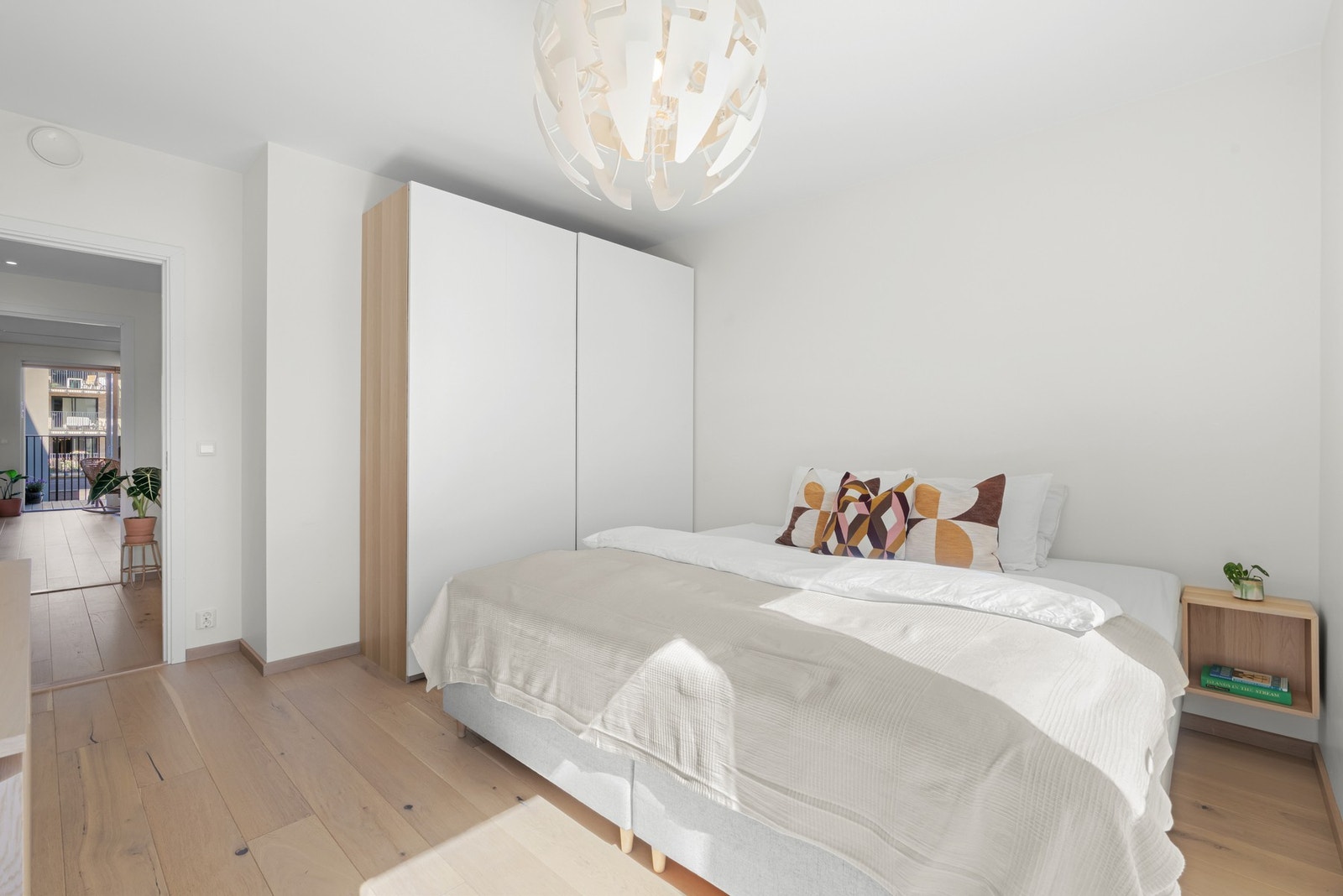 Rommet har også en fransk balkong, som gir ekstra lysinnslipp og en luftig følelse. Galleribilde