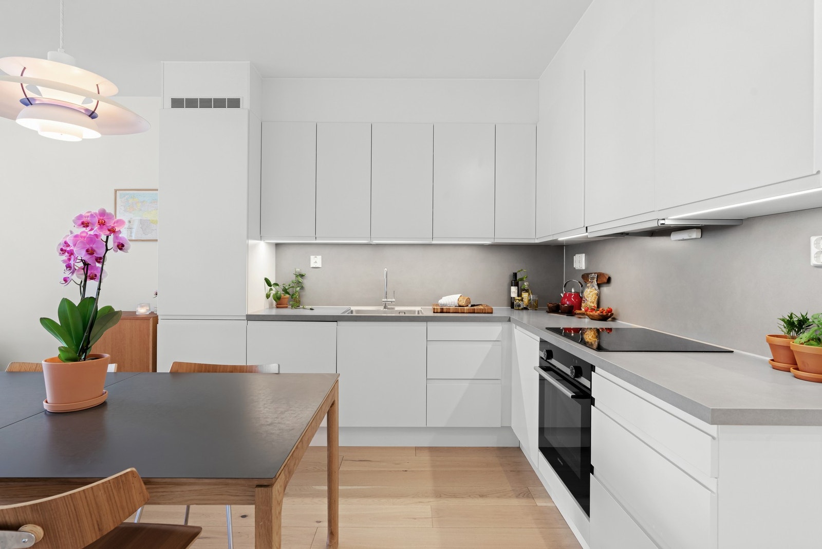 Kjøkkenet har en åpen løsning mot stuen og er innredet med HTH-kjøkken fra 2019. Galleribilde