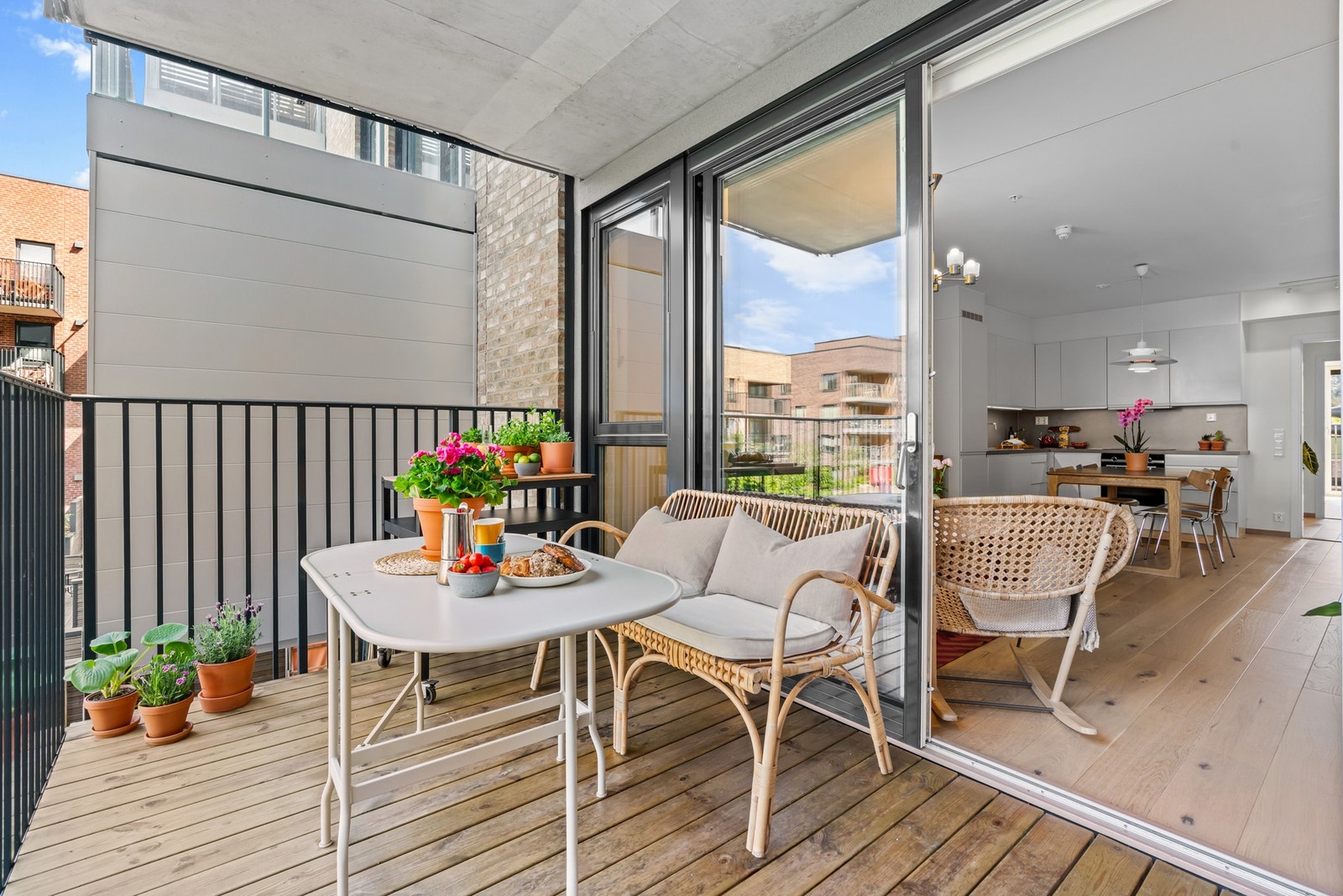 Nordvestvendte balkongen på ca. 8 kvm., fungerer som en forlengelse av oppholdsrommet store deler av året. Galleribilde