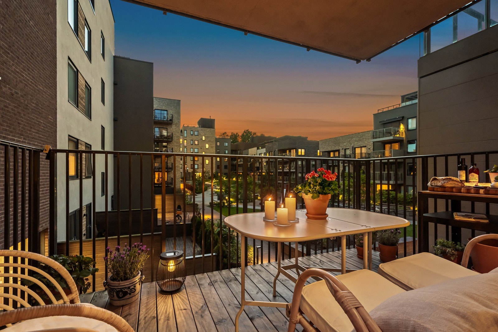 Det er montert både stikkontakt og lysarmatur på veggen, noe som gjør det enkelt å tilrettelegge for hyggelige kvelder utendørs. Galleribilde