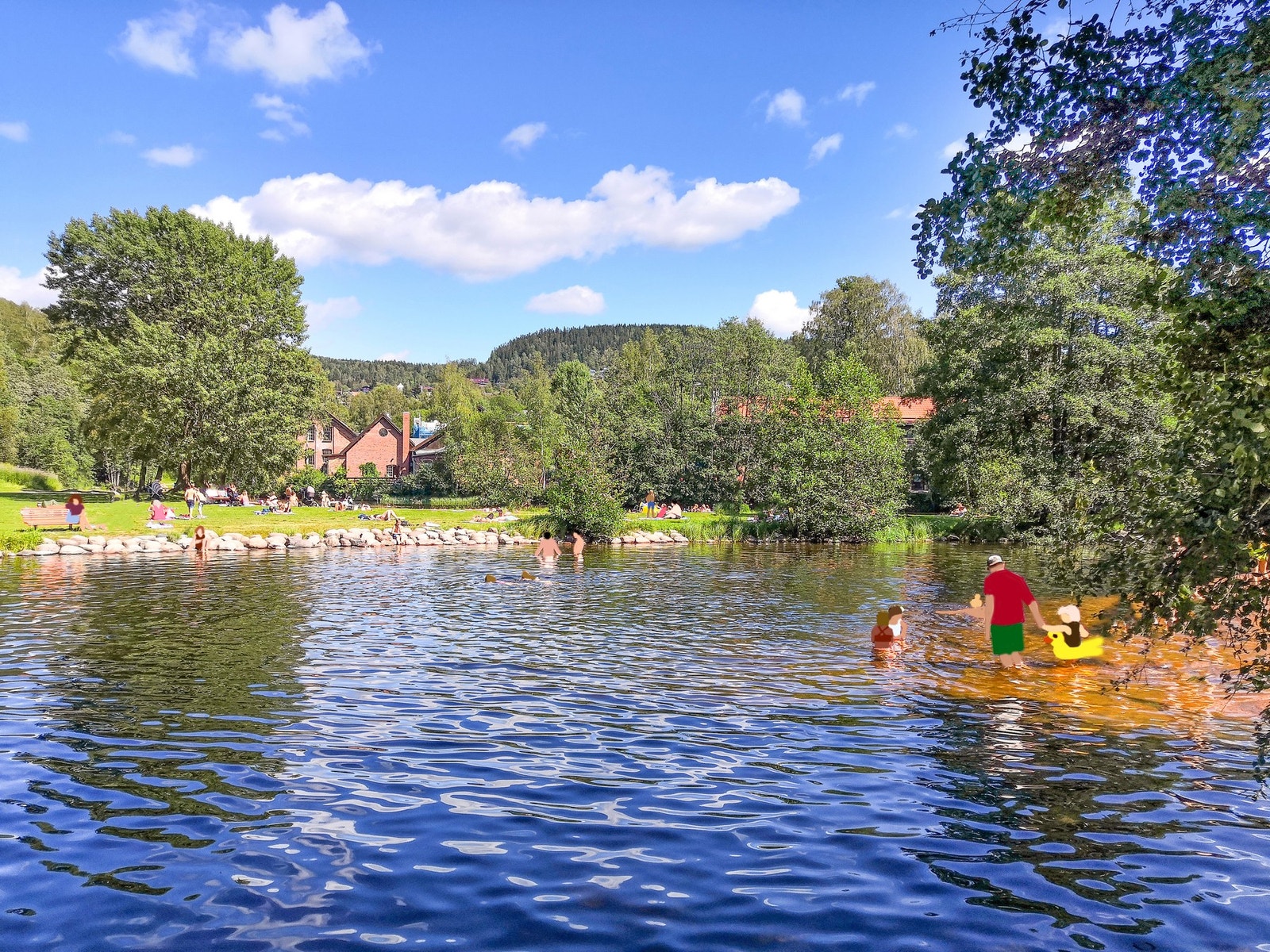 Brekkedammen er Akerselvas flotte badeplass. Galleribilde