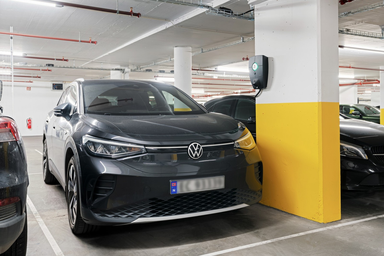 Bruksrett til garasjeplass med elbillader. Galleribilde