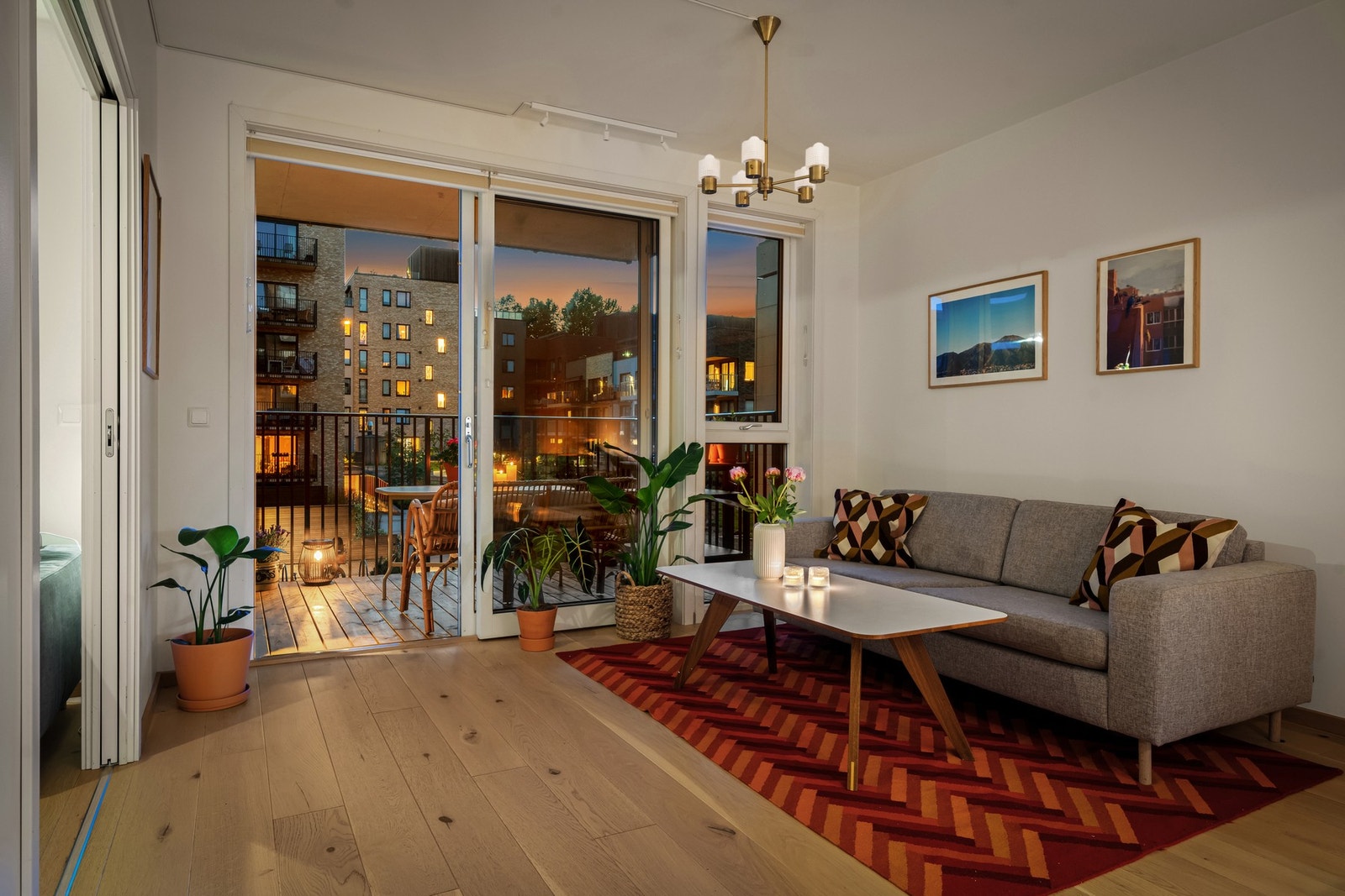 Leiligheten har en gjennomtenkt planløsning som kombinerer funksjonalitet med moderne design. Galleribilde