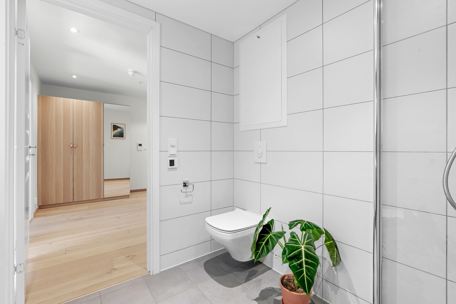 Det er varmekabler i gulv og rommet holder en god størrelse. Galleribilde