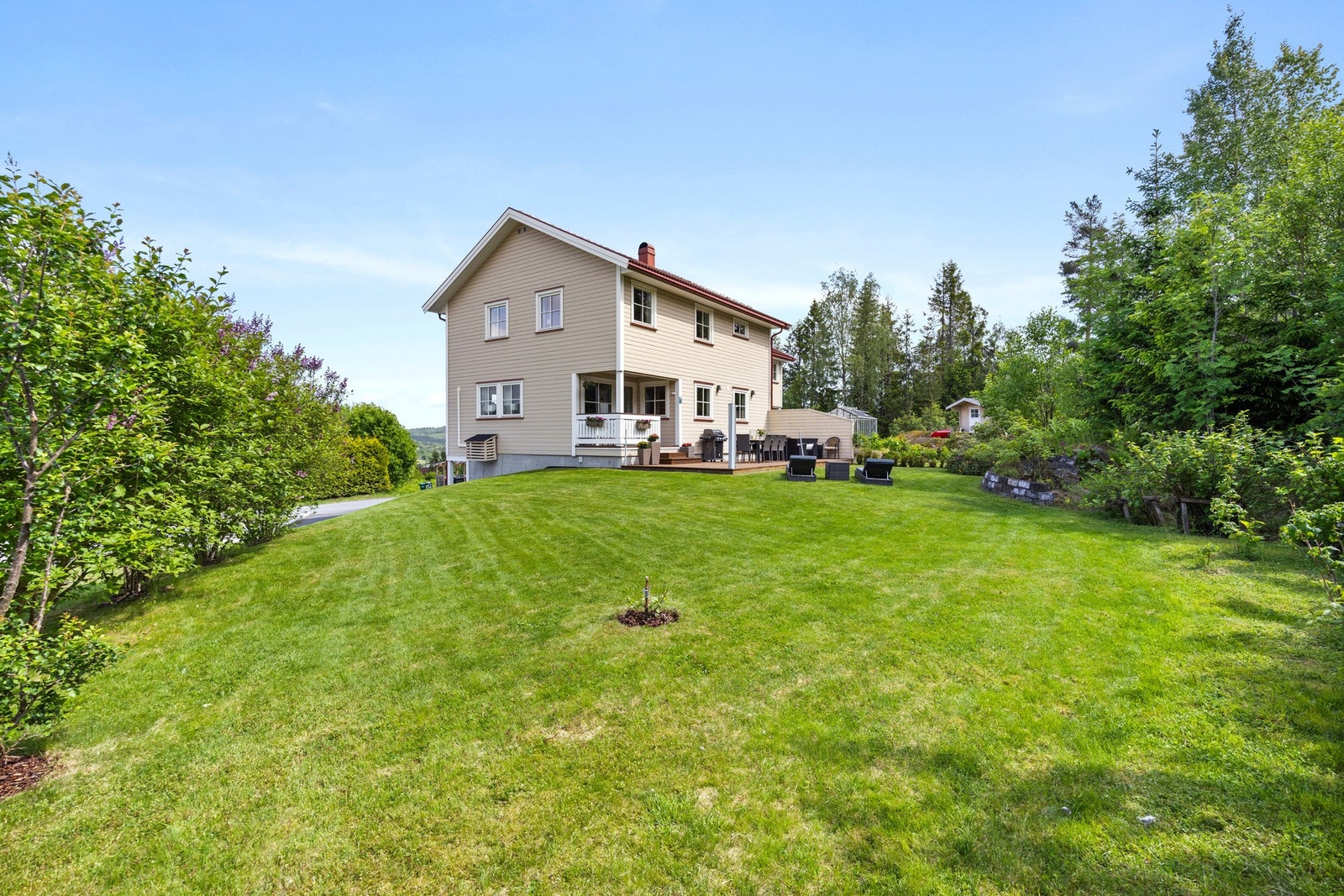 Stor og tilnærmet flat hage Galleribilde