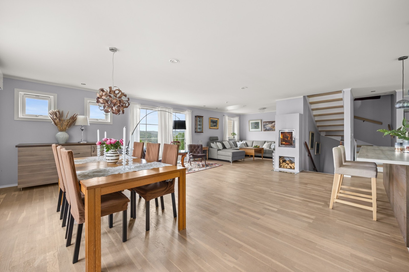 Store vinduer gir godt med naturlig lys Galleribilde