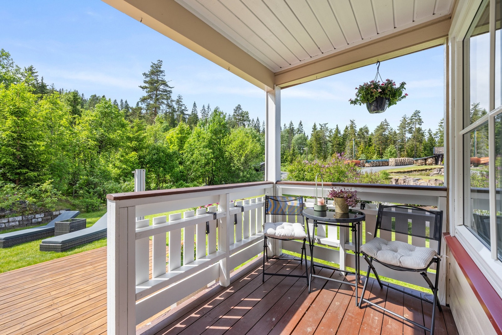 Terrasse fra stuen er oppmålt til 5 kvm Galleribilde