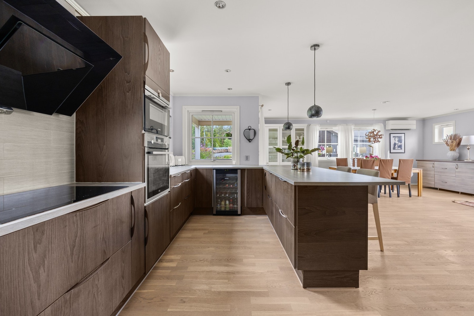 Kjøkkeninnredningen er fra 2018 og levert av Norema Galleribilde