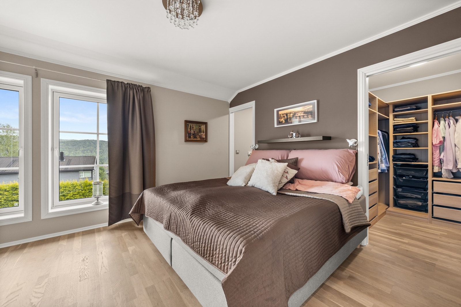 Fra hovedsoverommet er det direkte adkomst til eget walk-in-closet Galleribilde